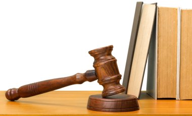 Tahta tokmak ve ahşap masadaki kitaplar.