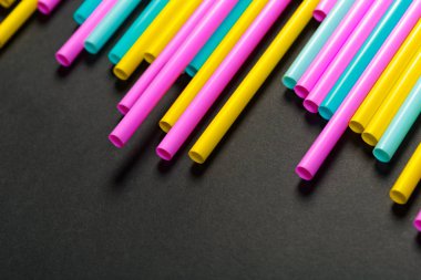 Renkli payet koyu arka plan üzerinde içme