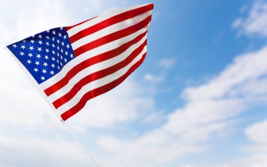 Mavi gökyüzü arka planında Amerikan bayrağı
