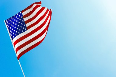 Mavi gökyüzü arka planında Amerikan bayrağı