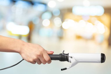 Kuaför curling saç tutan el yakın çekim