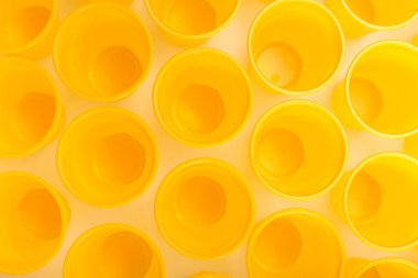 arka plan olarak tek kullanımlık plastik gözlük