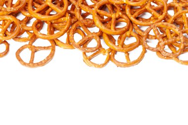 Beyaz arkaplanda izole edilmiş tuzlu krakerler