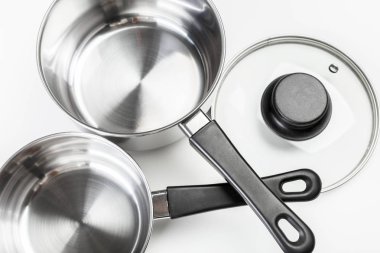 Paslanmaz çelik tencere ve tavalar beyaz zemin üzerine izole