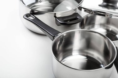 Paslanmaz çelik tencere ve tavalar beyaz zemin üzerine izole