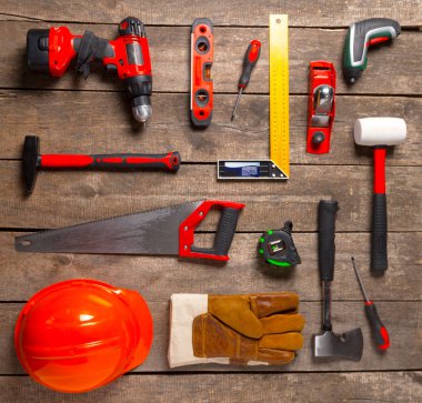Ahşap arka plan üzerinde farklı çalışma araçları