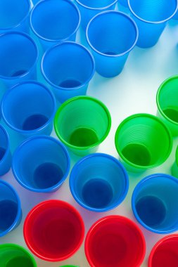 arka plan olarak tek kullanımlık plastik gözlük 