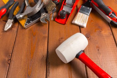 Ahşap arka plan üzerinde farklı çalışma araçları