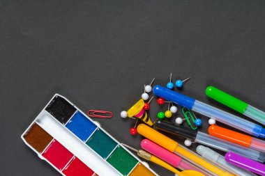 Renkli Kırtasiye, okul kavramı başa