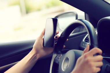 sürücü bir cep telefonu ile