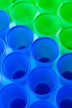 Beyaz arka plan üzerinde izole çok renkli plastik gözlük