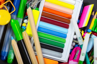 Siyah arka plan üzerine farklı renkli ileti örneği