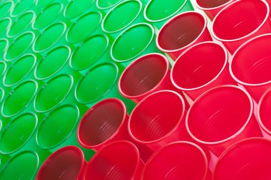 Beyaz arka plan üzerinde izole çok renkli plastik gözlük