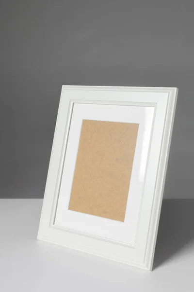 Boş Beyaz Fotoğraf Çerçevesi Masada Yakın Çekim — Stok fotoğraf