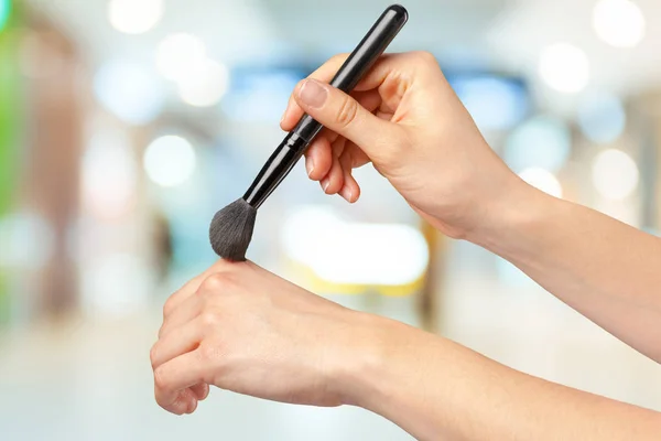 Female Hand Holding Professional Makeup Brush — Stock Photo, Image