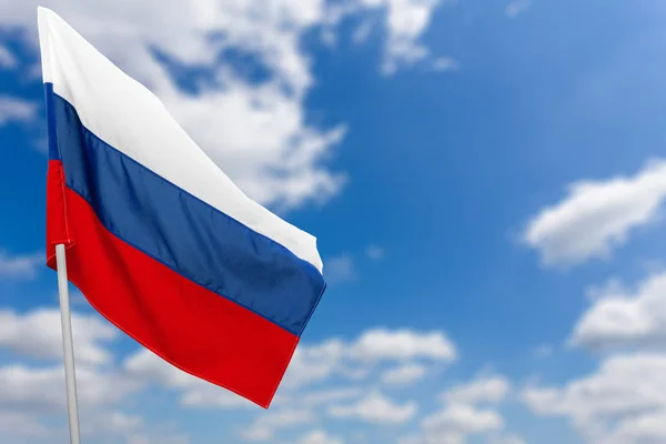 关闭俄罗斯国旗对蓝天 — 图库照片