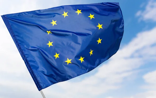 欧洲国旗在蓝天背景下 — 图库照片