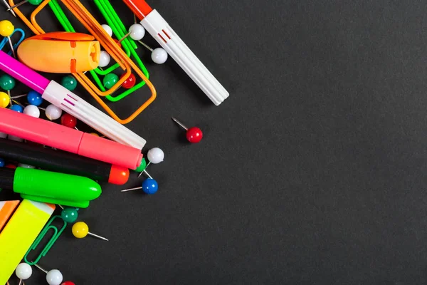 Siyah arka plan üzerine farklı renkli ileti örneği