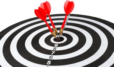 Beyaz arka plan üzerinde izole dart ile dart tahtası
