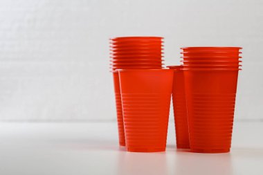 plastik bardak beyaz zemin üzerine izole 