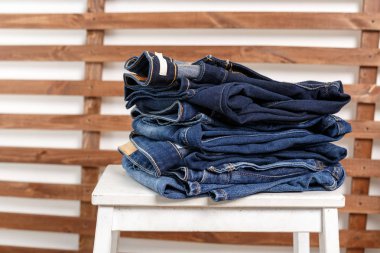 Ahşap dışkı, kot yığını yakın çekim