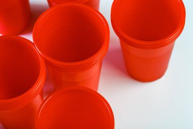 plastik bardak beyaz zemin üzerine izole 