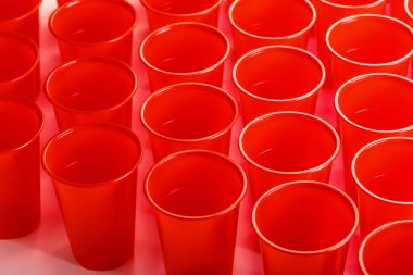 plastik bardak beyaz zemin üzerine izole 