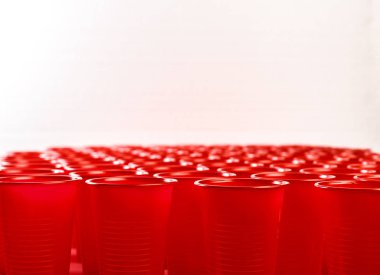 plastik bardak beyaz zemin üzerine izole 
