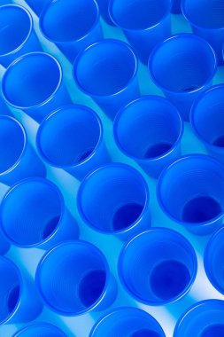 plastik bardak beyaz zemin üzerine izole 