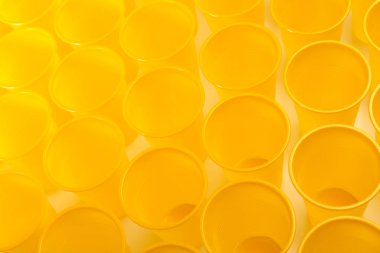 plastik bardak beyaz zemin üzerine izole 