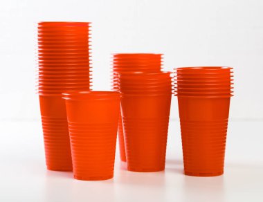 plastik bardak beyaz zemin üzerine izole 