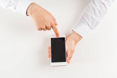 Adamın elleri Smartphone kullanarak