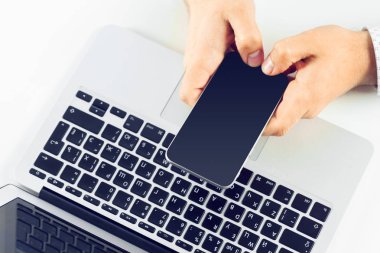 işadamı dizüstü bilgisayar ve akıllı telefon kullanıyor 