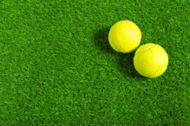 Yeşil çimlerde tenis topu