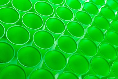 plastik bardak beyaz zemin üzerine izole 