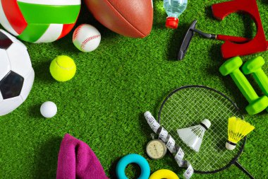 Çimenlerin üzerinde çeşitli spor araçları