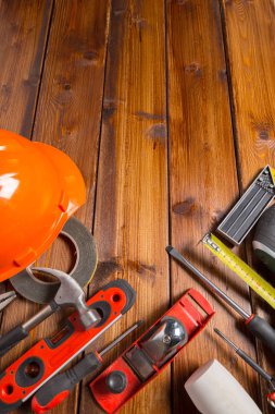Ahşap arka plan üzerinde farklı çalışma araçları