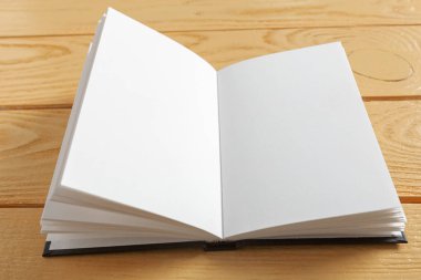 Eski ahşap masa üzerinde rezervasyon yaptırın