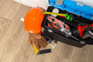 Araç kutusu araçları yakın tuğla duvar, destek hizmet anlayışı ile 