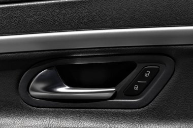 araba kapısından içeri arka plan üzerinde Kapat