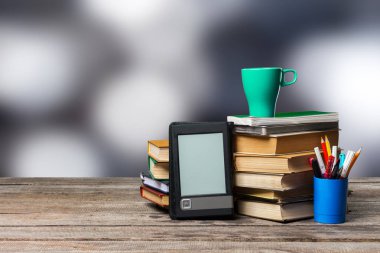 Kitaplar ve Kırtasiye yığını. Eğitim kavramı