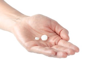 Beyaz arka plan üzerinde izole kadın elinde haplar 