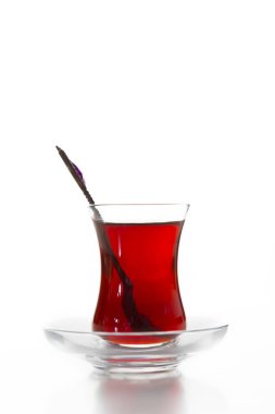 Beyaz arka plan üzerinde izole geleneksel cam Türk çayı