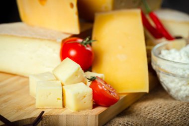 peynir ahşap masa üzerinde farklı türde yakın çekim
