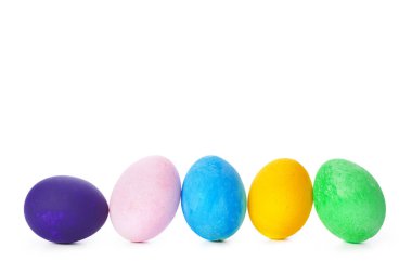 Beyaz arkaplanda izole edilmiş renkli paskalya yumurtaları