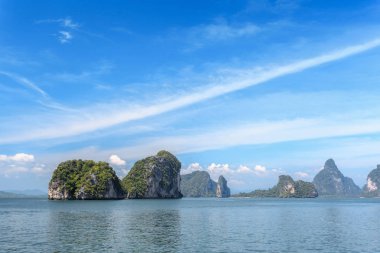 Doğal görünümü crags ve tropikal deniz