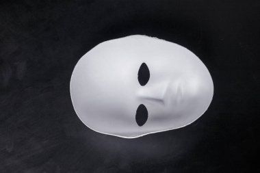 Koyu arka plan üzerinde beyaz maskesi yakın çekim