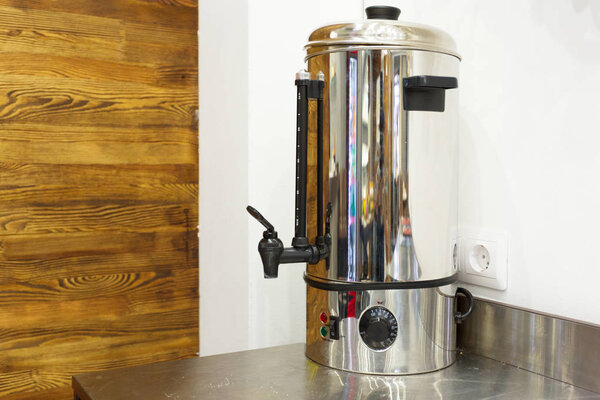 Автомат с горячей водой в буфете
