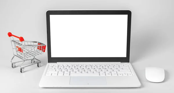 Laptop Kosz Białym Tle — Zdjęcie stockowe