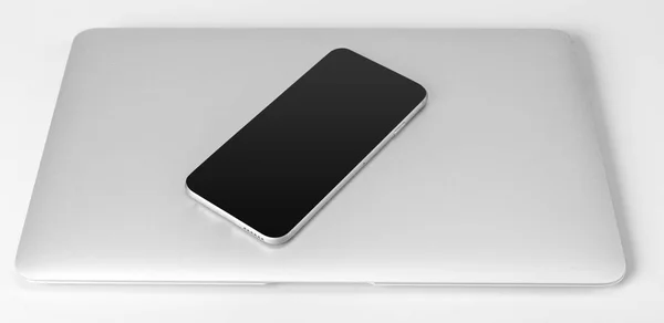 关闭在白色背景上隔离的笔记本电脑和手机 — 图库照片